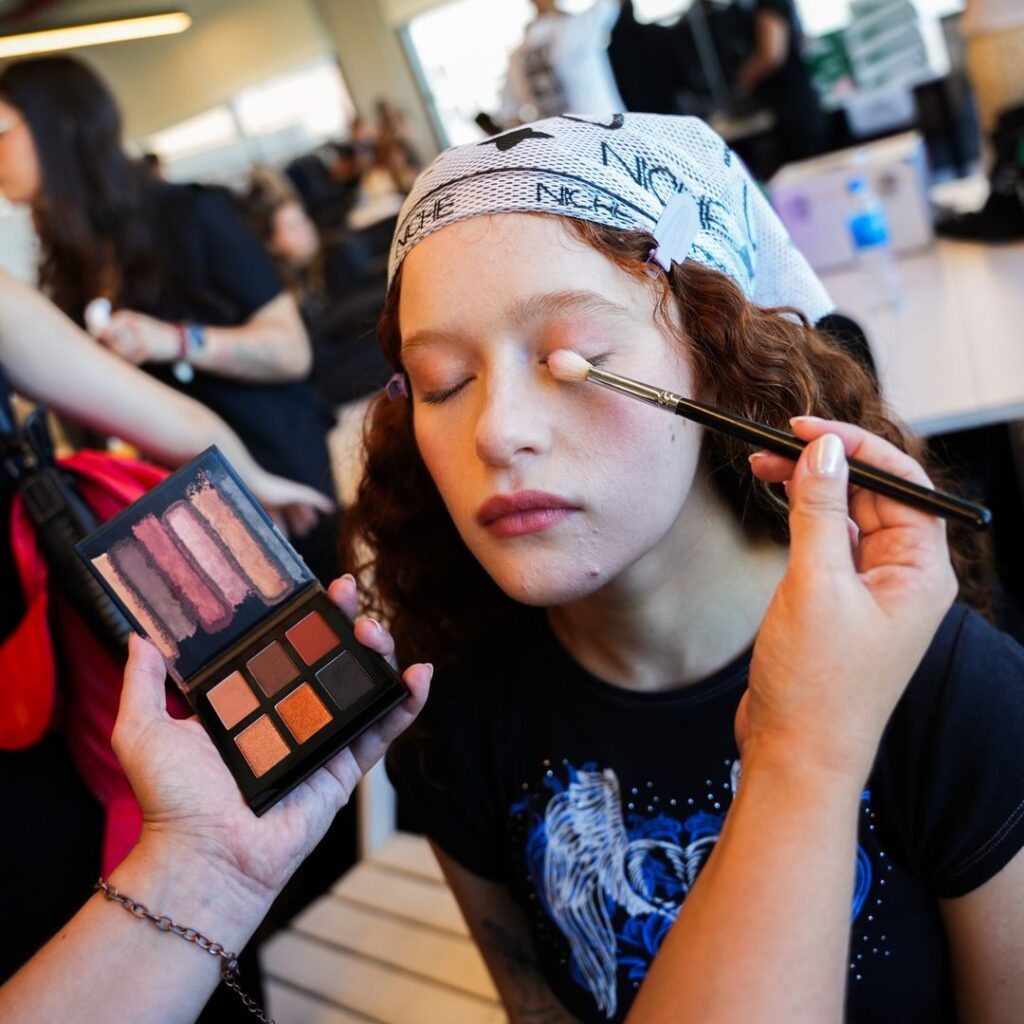 En el backstage de BAFWEEK, una modelo recibe los últimos retoques de maquillaje a manos de los expertos de Avon. La paleta de sombras en tonos cálidos y neutros utilizada refleja la propuesta de maquillaje del evento: natural, elegante y en perfecta sintonía con las últimas tendencias de la moda en Buenos Aires. El detalle de la aplicación profesional demuestra el compromiso de Avon con la belleza real.