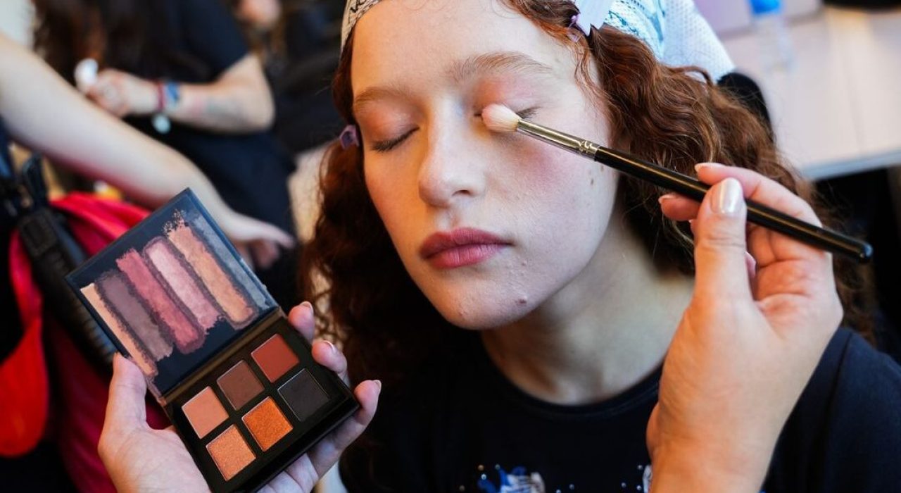 En el backstage de BAFWEEK, una modelo recibe los últimos retoques de maquillaje a manos de los expertos de Avon. La paleta de sombras en tonos cálidos y neutros utilizada refleja la propuesta de maquillaje del evento: natural, elegante y en perfecta sintonía con las últimas tendencias de la moda en Buenos Aires. El detalle de la aplicación profesional demuestra el compromiso de Avon con la belleza real.